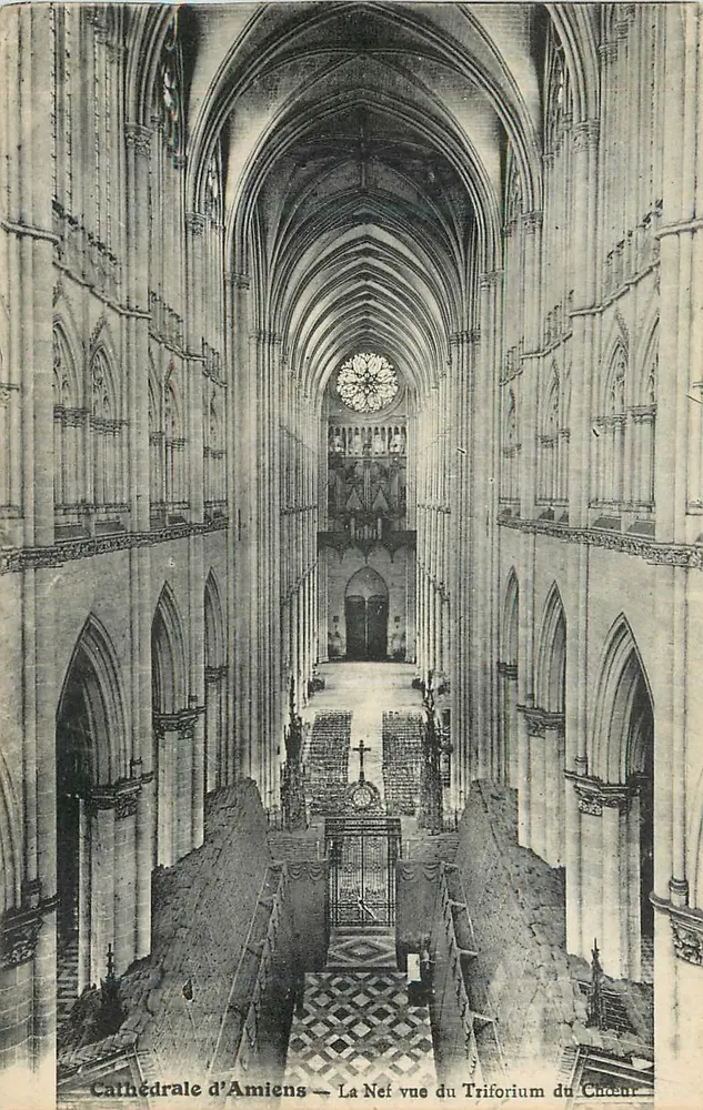 Kathedrale von Amiens — Die Kirche vom Triforium des Chors aus gesehen - Vorderseite