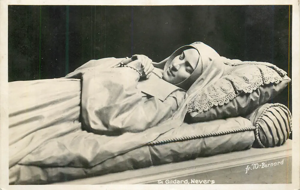 Santa Gildarda, Nevers — estátua em repouso — fr. M. Bernard - Frente