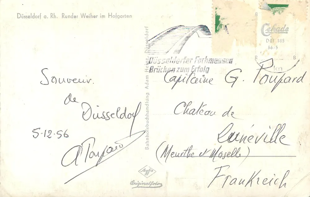 Düsseldorf a. Rh. Runder Weiher im Hofgarten — Fontaine avec cygne, éditeur Bahnhoisbuchhandlung Adam Heinz - Verso