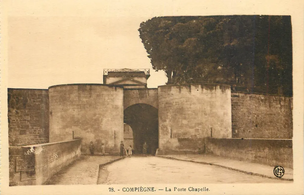Compiègne — A Porta da Capela — editor C. F. n°78 - Frente