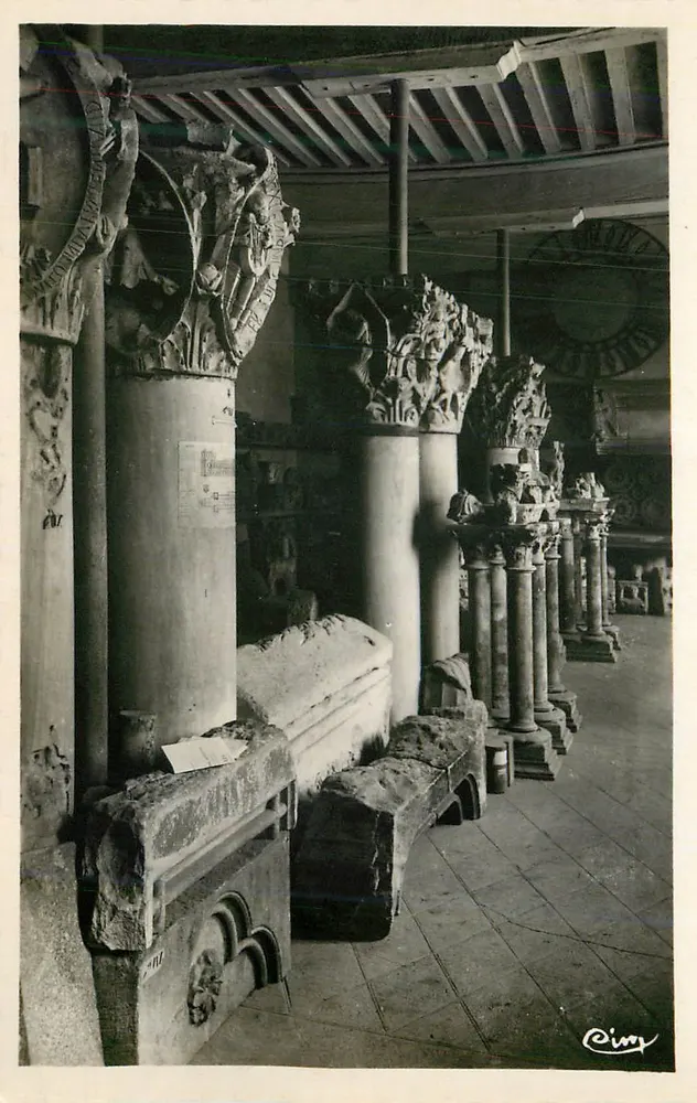 Cluny (S.-et-L.) — Musée Orchier — Salle des Chapiteaux - Recto