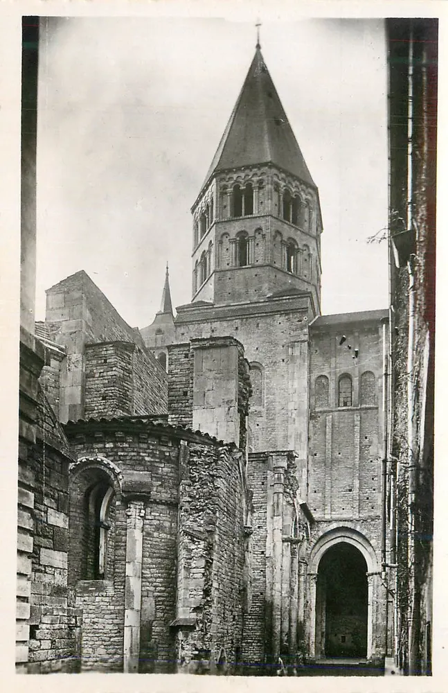 Cluny — Vista do transepto completado pelo colateral sul da abadia, restaurado à luz em 1938 — Edit. Myard - Frente