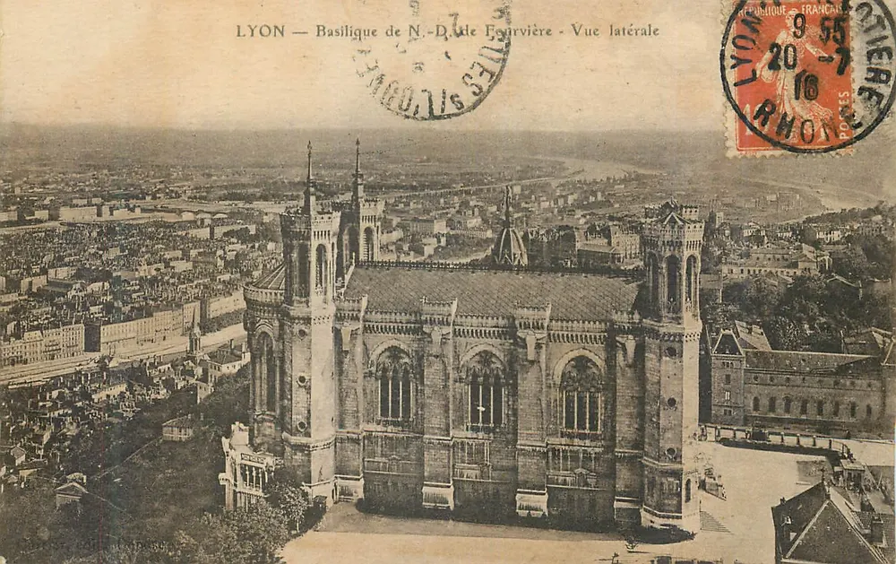 LYON — Basílica N.-D. de Fourvière - Vista lateral - Frente