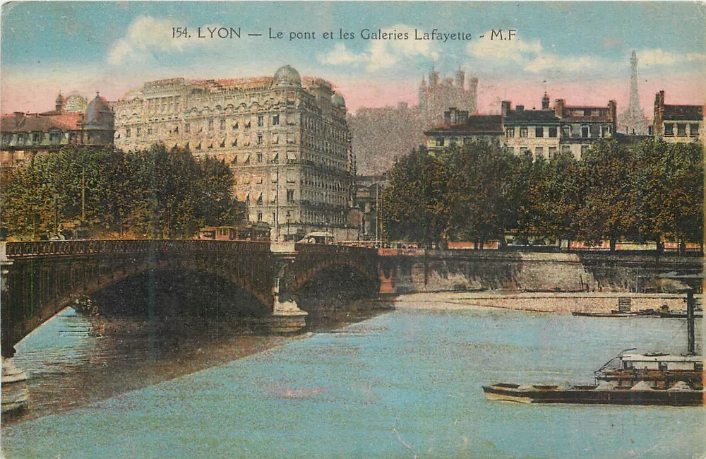 LYON — O ponte e as Galerias Lafayette — M.F. - Frente