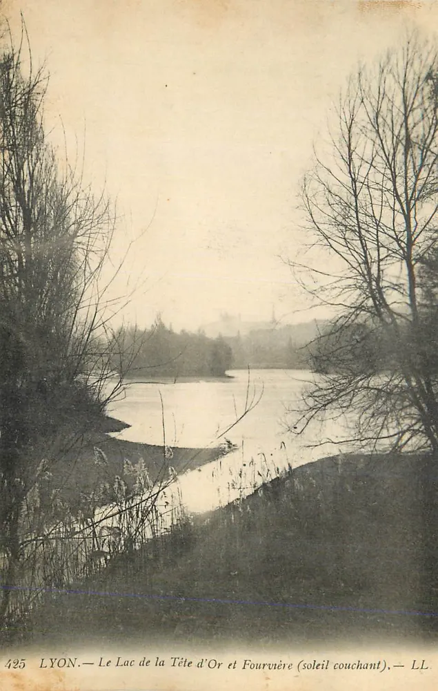LYON — Le Lac de la Tête d'Or et Fourvière (soleil couchant) — LL. n° 425 - Recto