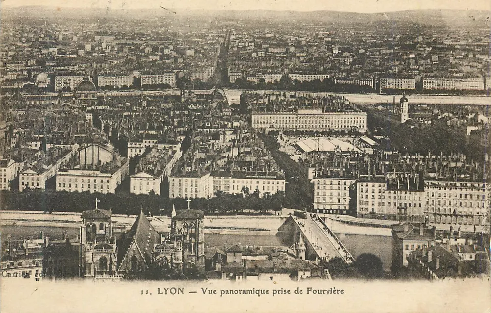 LYON — Vue panoramique prise de Fourvière - Recto