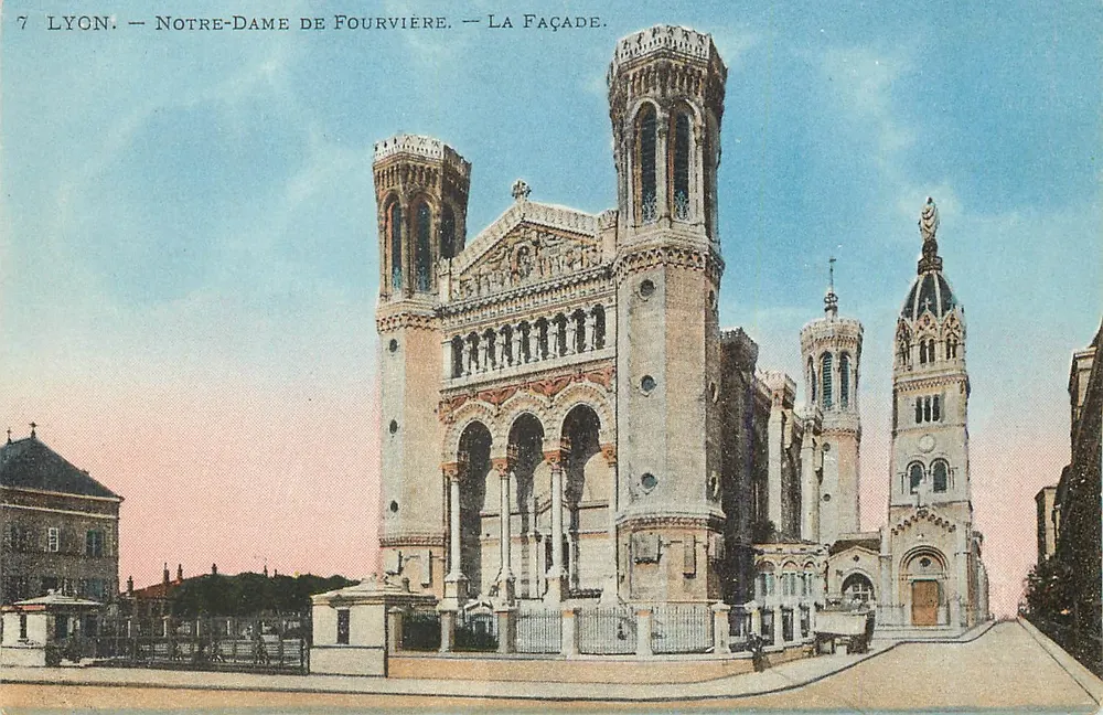 LYON — Nossa Senhora de Fourvière — A Fachada. - Frente