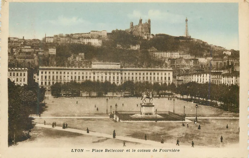 LYON — Place Bellecour et le coteau de Fourvière — Édition Tirebœuf - Recto