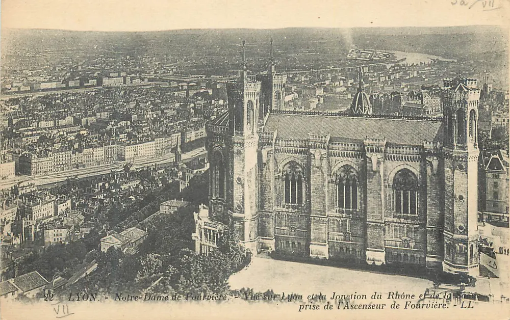 LYON - Notre-Dame de Fourvière - Ansicht von Lyon und der Zusammenfluss von Rhône und Saône - Aufnahme vom Fourvière-Bergbahn - Vorderseite