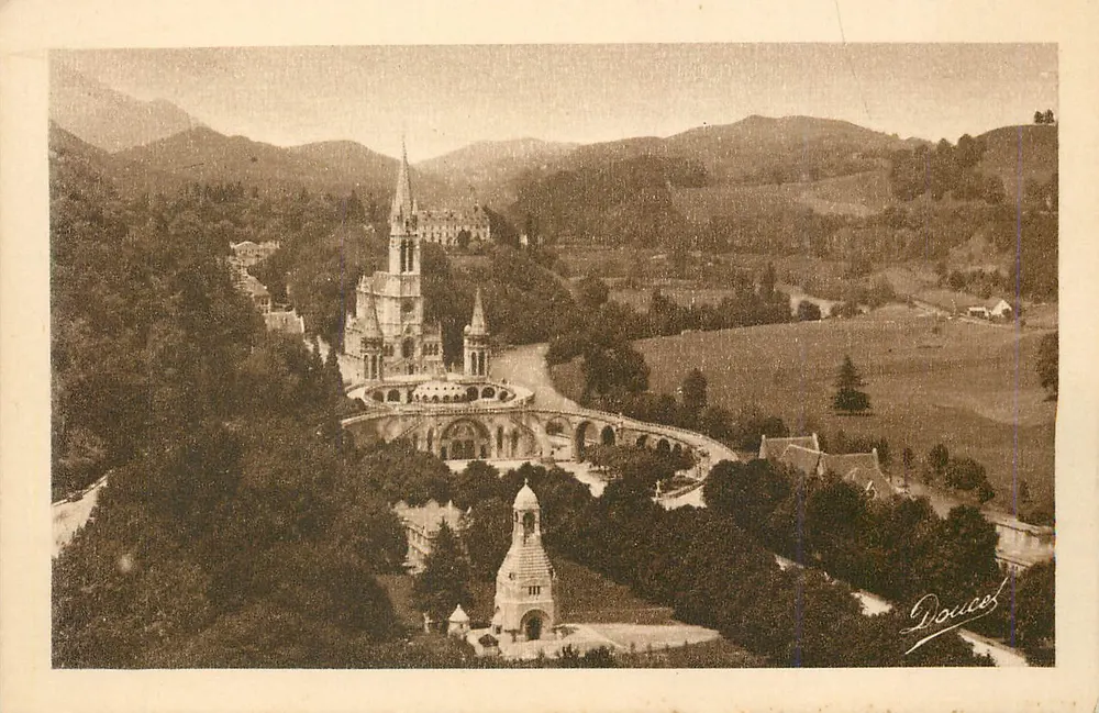 Lourdes — Die Basilika und das Interalliierte Denkmal vom Schloss aus gesehen — Verlag des Palastes des Rosenkranzes - Lourdes - Vorderseite