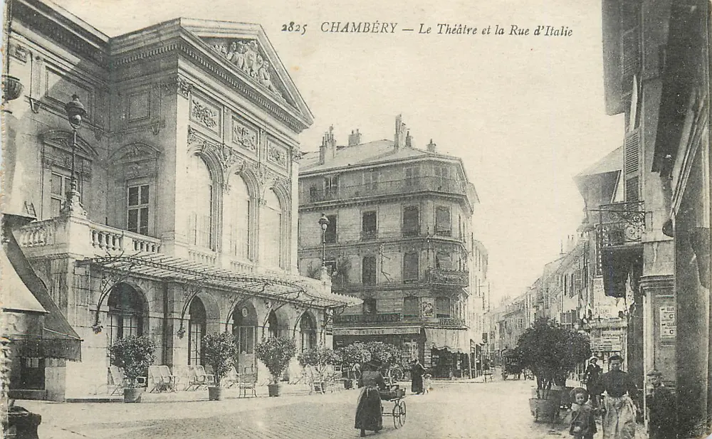 Chambéry — Le Théâtre et la Rue d'Italie — E. Reynaud Imp-Edit Chambéry - Vorderseite