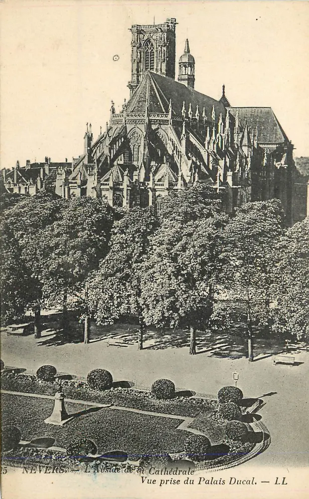 Nevers — A Abadia da Catedral vista do Palácio Ducal — L.L. - Frente