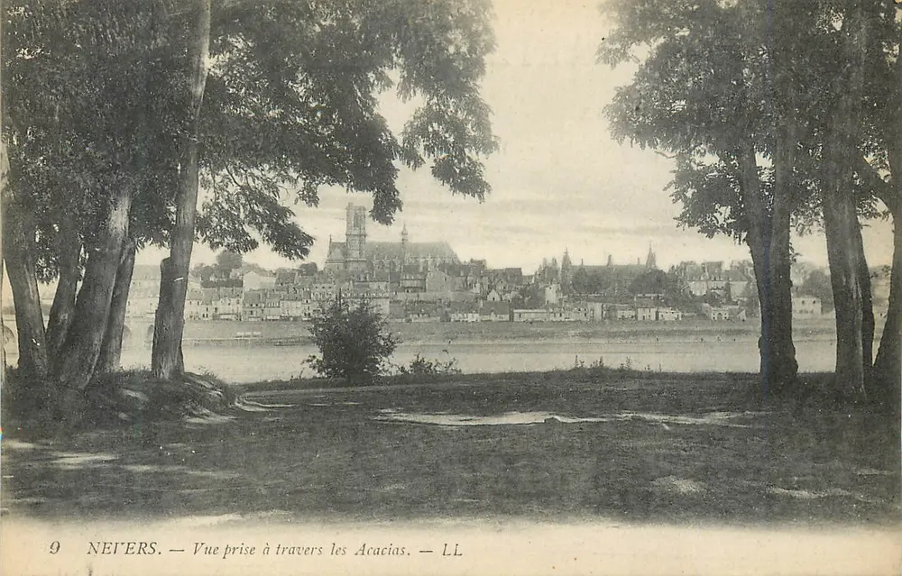 Nevers — Vista tirada através dos Acácias — LL - Frente