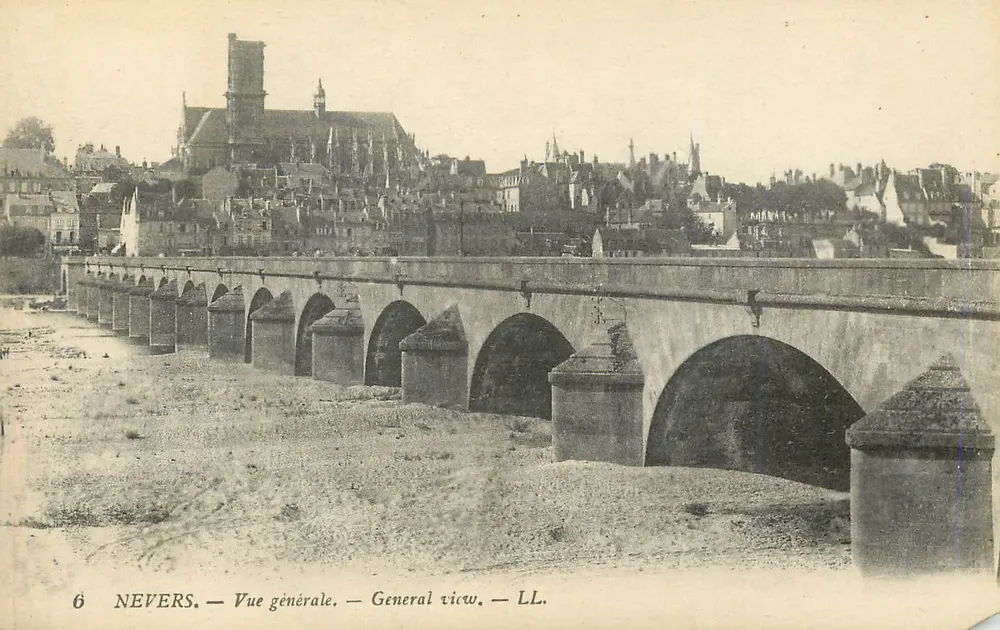 Nevers — Vista geral — LL. - Frente