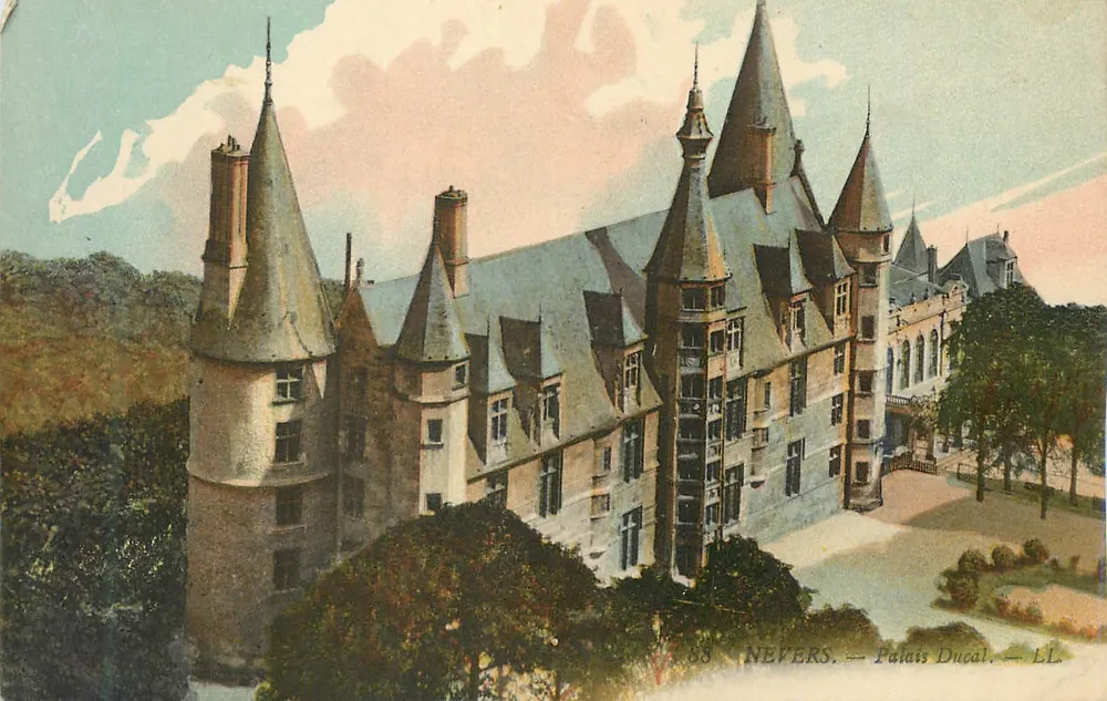 Nevers — Palácio Ducal — LL - Frente