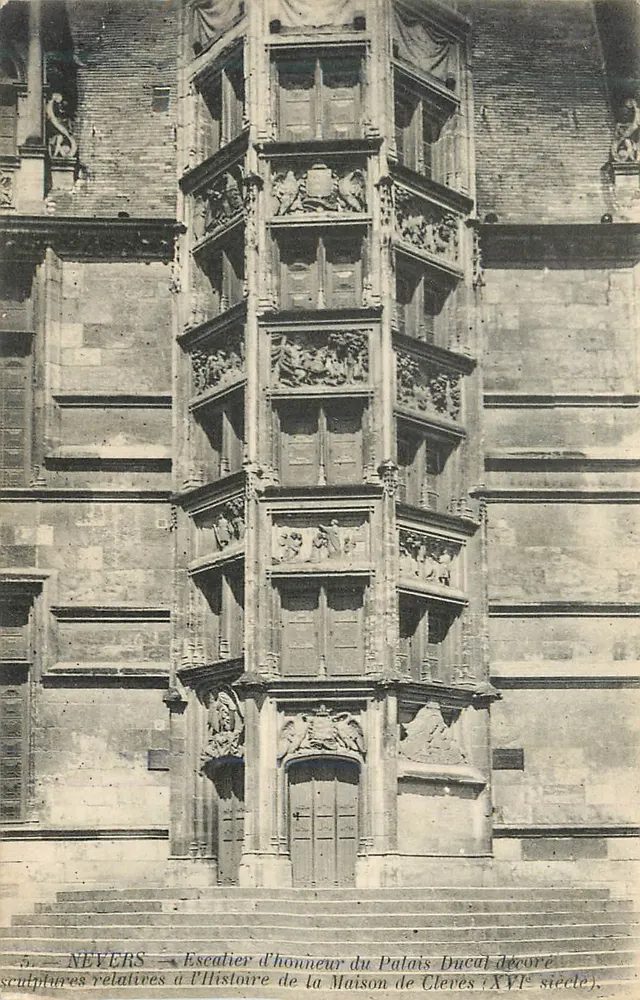 Nevers — Scalone d'onore del Palazzo Ducale decorato con sculture relative alla storia della Casa di Cleves (XVI secolo) - Recto