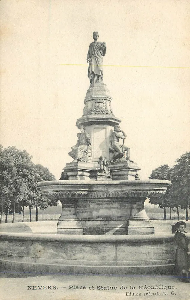 Nevers — Praça e Estátua da República — Edição Especial N. G. - Frente