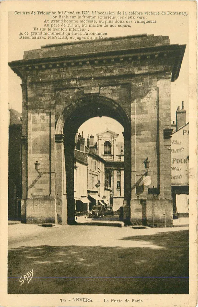 Nevers — A Porta de Paris — Arco do Triunfo erguido em 1746 com ocasião da vitória de Fontenay - Frente