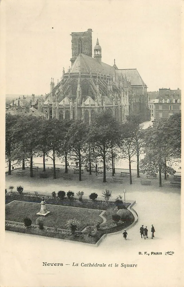 Nevers — A Catedral e o Square — B. F., Paris - Frente