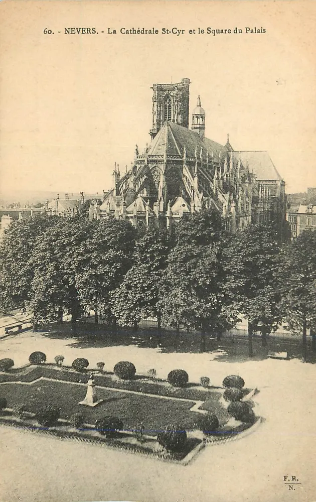 Nevers - A Catedral de São Ciro e o Square do Palácio — F.R. N. n°60 - Frente