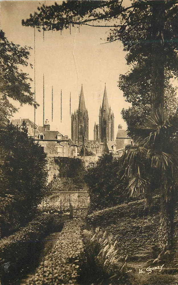 As flechas da Catedral (77 m.) — vista tirada do jardim público — Le Gudéy - Frente