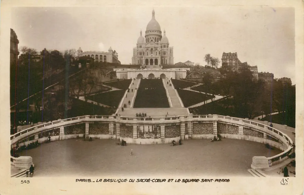 Paris — Die Basilika des Heiligen Herzens und der Square Saint-Pierre — AX - Vorderseite