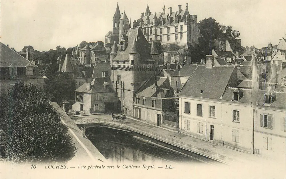 Loches — Vue générale vers le Château Royal — LL. - Recto