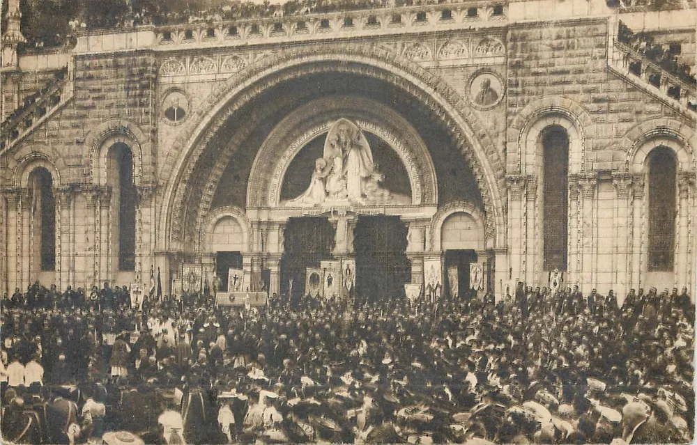 Lourdes — Blessing of the Sick — Luxury Postcard n°53 - Front