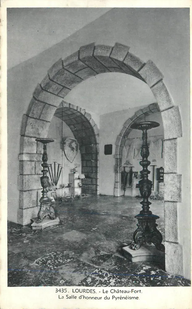 Lourdes - Das Schloss-Fort. Die Ehrenhalle des Pyrénées. - Vorderseite