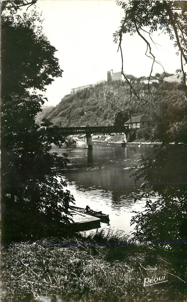 Dééqui — Vue du pont et du château sur la rivière — Éditeur Dééqui - Recto