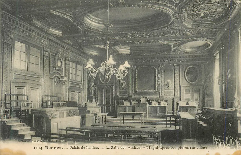 Rennes - Palast der Gerechtigkeit - Der Saal der Assisen - Prächtige Eichen-Verzierungen - Vorderseite