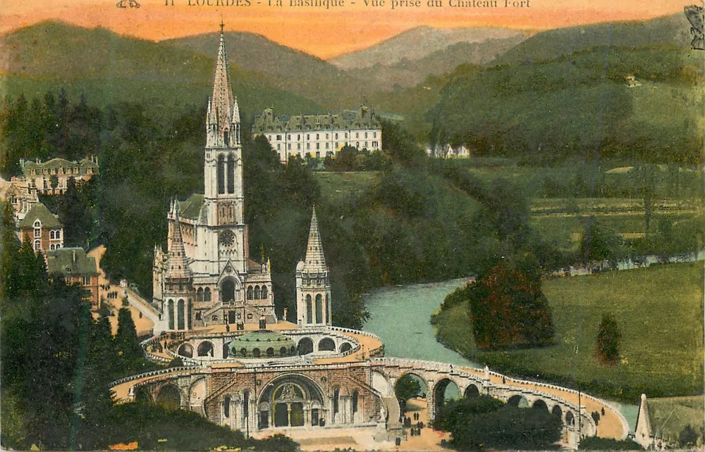 Lourdes - Die Basilika - Ansicht vom Schloss aus - Vorderseite