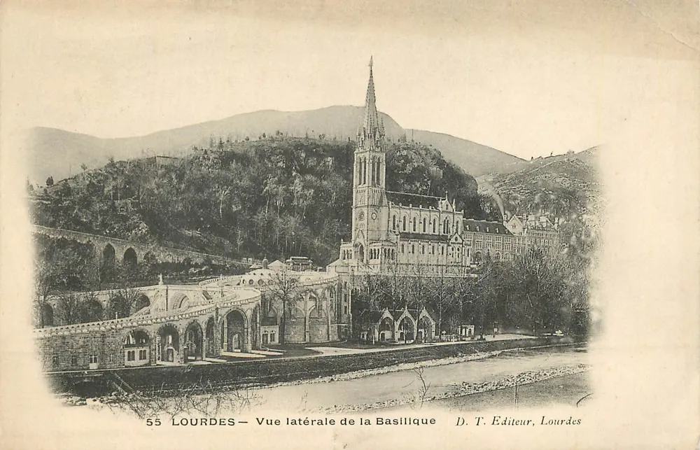 Lourdes — Vista lateral da Basílica — D. T. Editora, Lourdes - Frente
