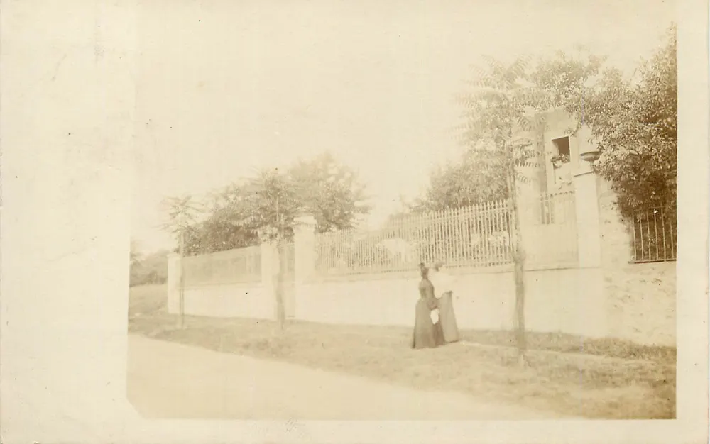 Mulher diante de uma parede e uma grade — Sociedade Lumière — Lyon - Frente