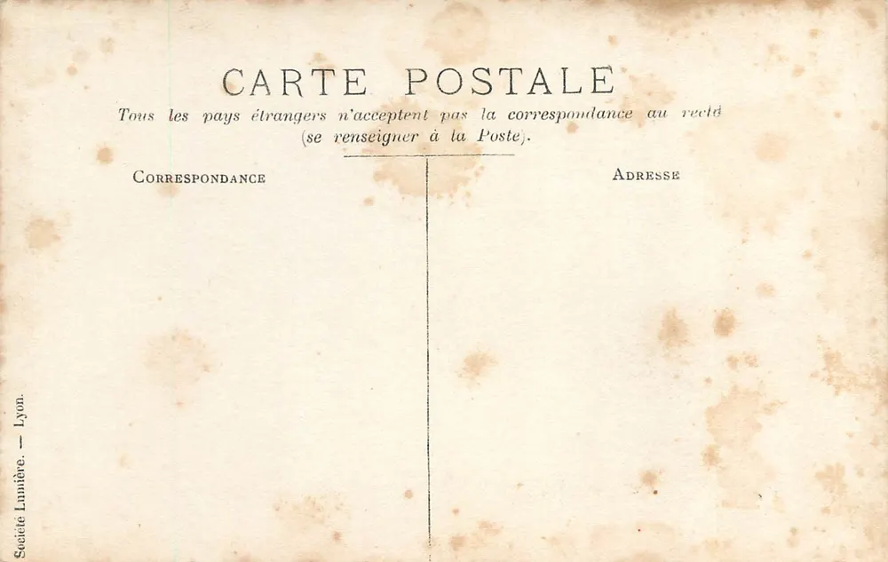 Mulher diante de uma parede e uma grade — Sociedade Lumière — Lyon - Verso