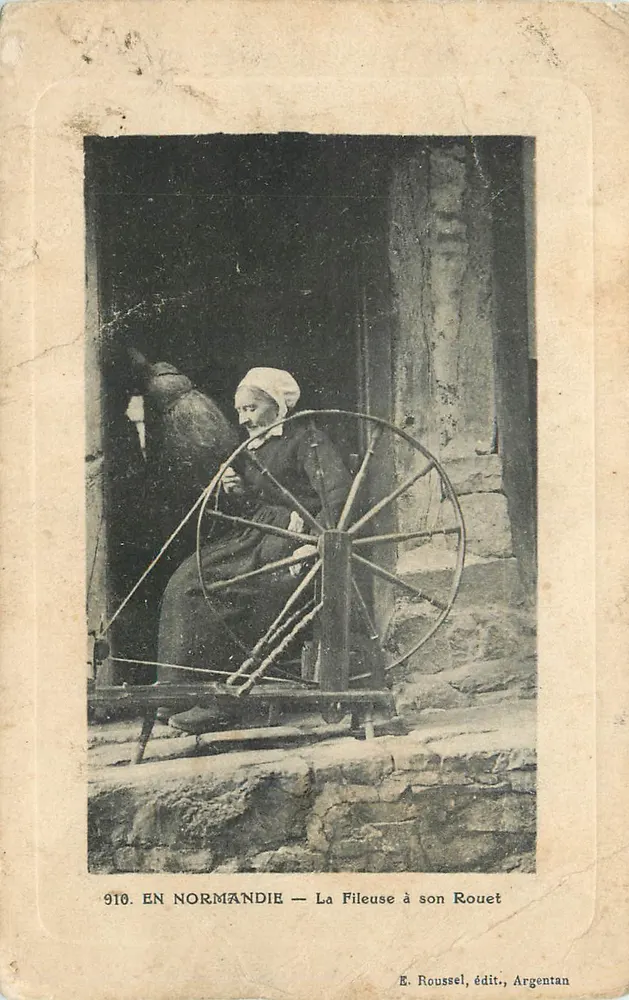 EN NORMANDIE — La Fileuse à son Rouet — E. Roussel, édit., Argentan - Frente