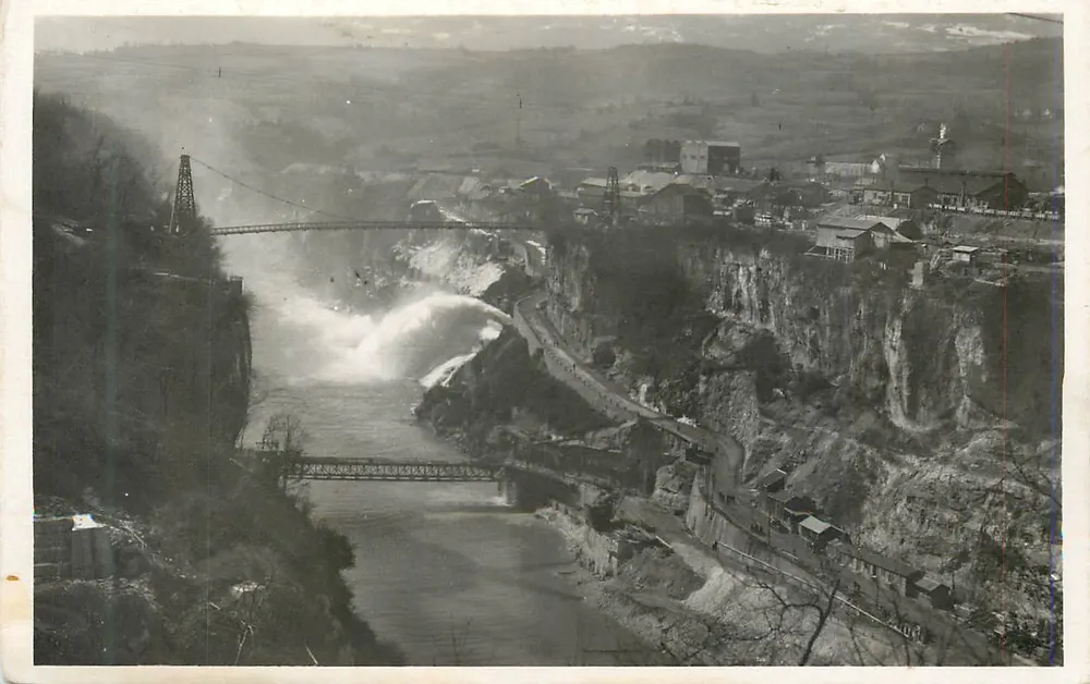 Genissiat (Ain) — Ansicht stromabwärts des Staudamms, Anlagen und Spillway auf der rechten Seite (1948) — Edition des Achapaux, Lyon - Vorderseite