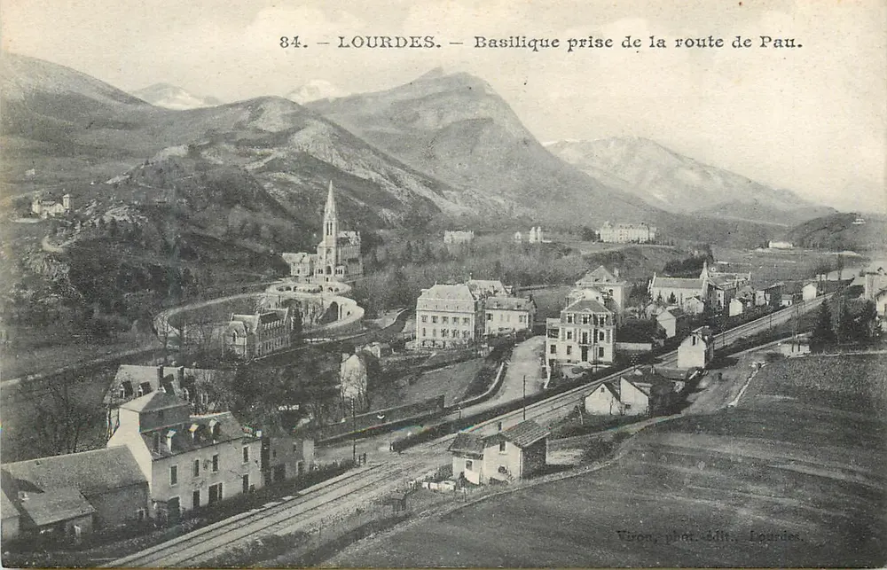 Lourdes — Basilique prise de la route de Pau — Viron phot. édit. Lourdes, n°84 - Recto