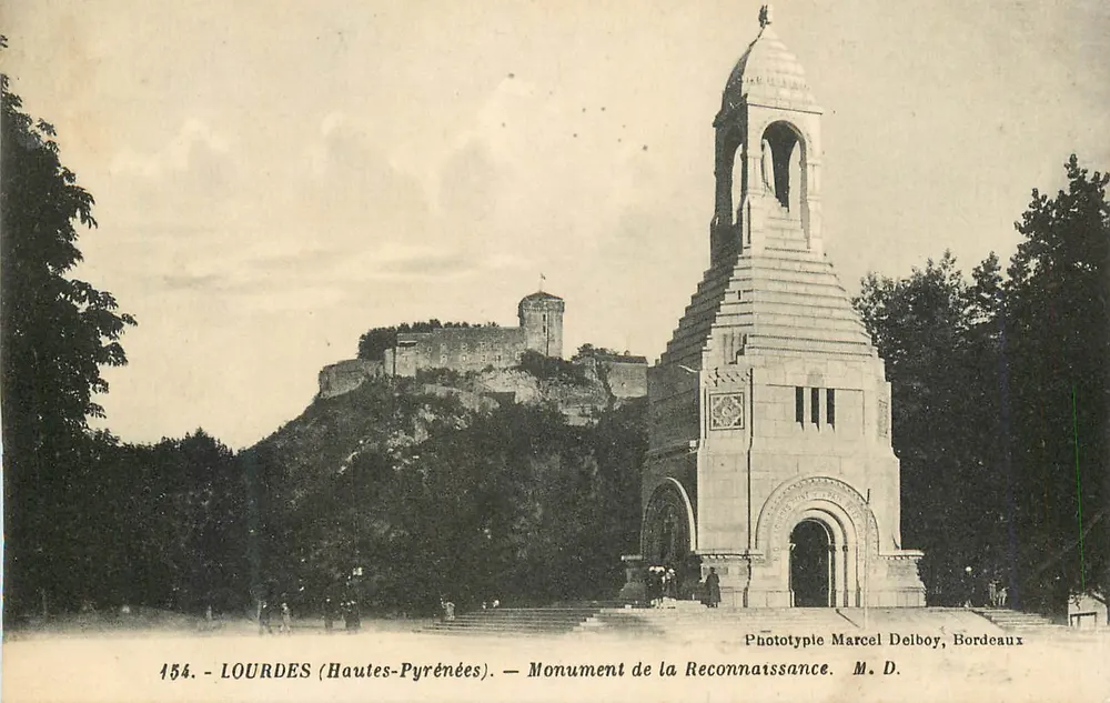 Lourdes (Hautes-Pyrénées) — Monument de la Reconnaissance — Phototype Marcel Delbboy, Bordeaux - Recto