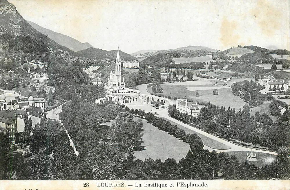 LOURDES — A Basílica e a Esplanada — Editor L. D. F. n° 28 - Frente