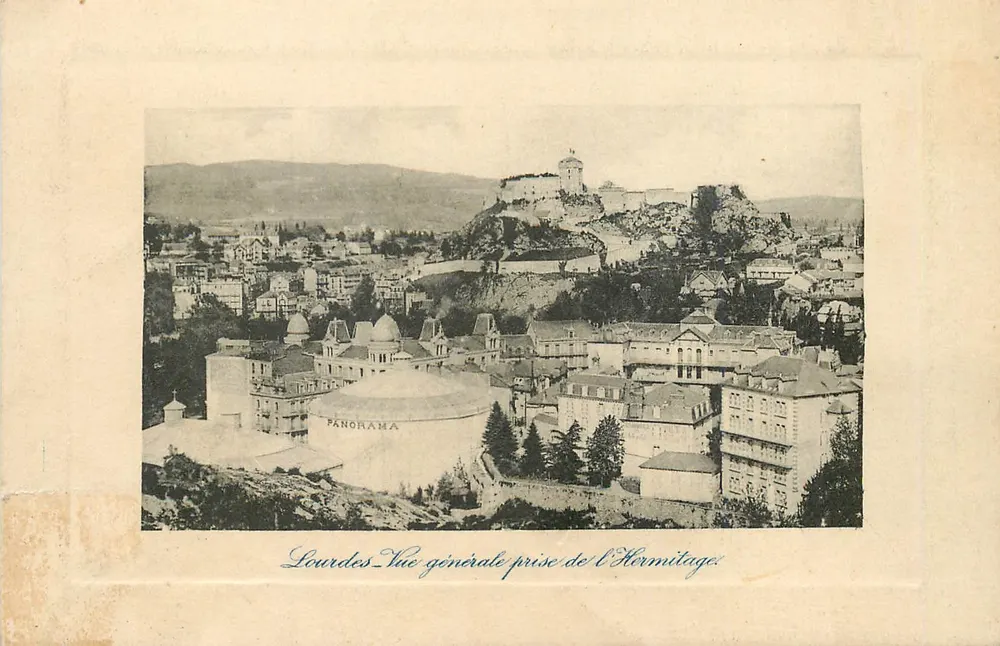 Lourdes — Vista geral tirada do Ermitério — Panorama - Frente