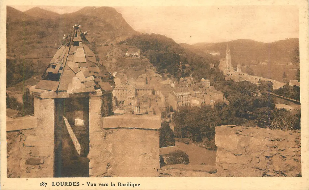 Lourdes — Vista em direção à Basílica — C. Alsacienne des Arts Photomécaniques, Strasbourg - Frente