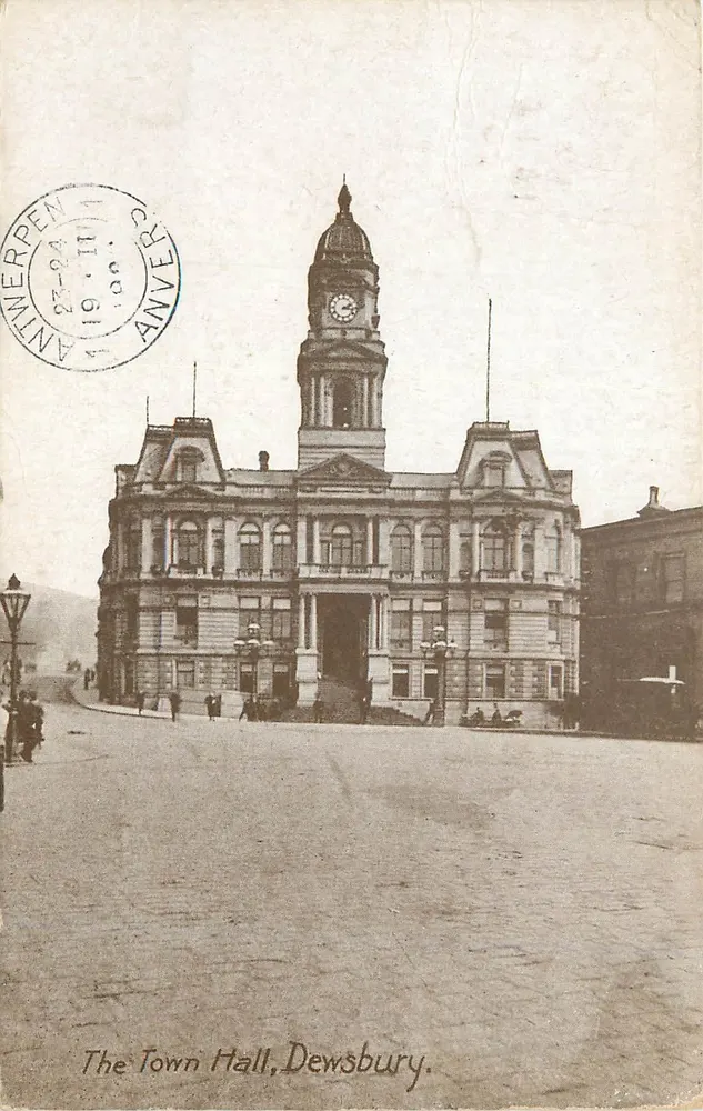 Het stadhuis, Dewsbury — uitzicht op het gebouw met klok — onbekende uitgever - Voorkant