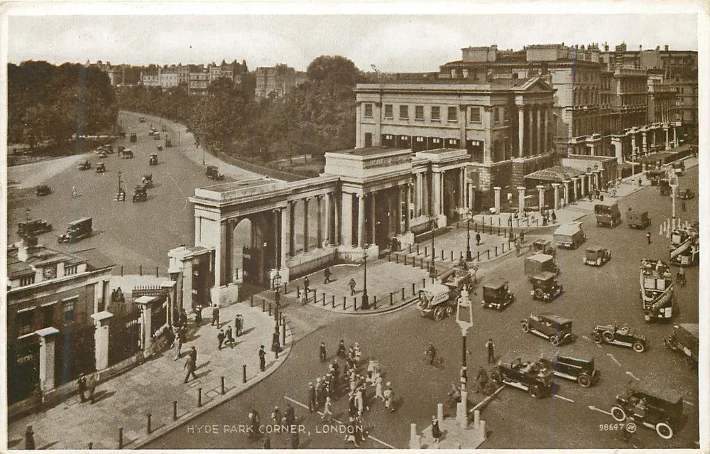 Hyde Park Corner, Londres — entrada do parque e Apsley House — série fotográfica Valentine's Photo-Brown n°98697 - Frente