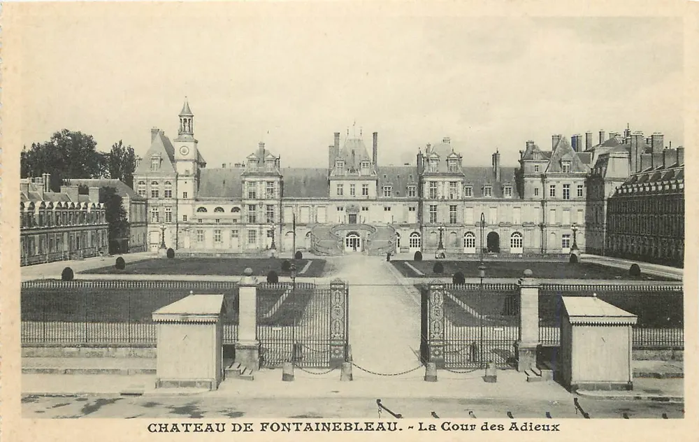 Château de Fontainebleau — Die Cour des Adieux - Vorderseite
