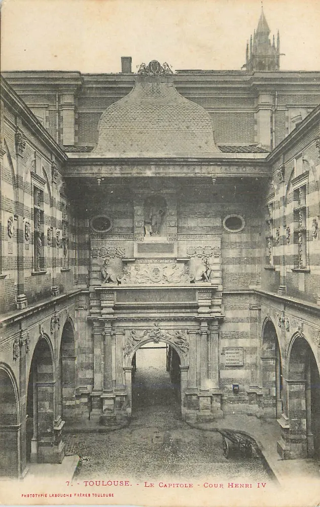 Toulouse - Le Capitole - Cour Henri IV — Phototypie Labouche Frères Toulouse, n°7 - Recto