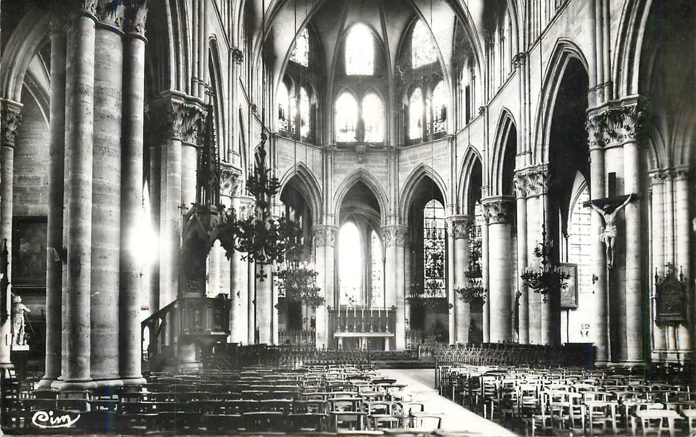 Lagny-sur-Marne — Binnenkant van de kerk — CIN - Voorkant