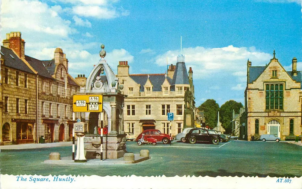 The Square, Huntly — vista da praça com monumento e carros — Valentine Printers & Publishers, AT.687 - Frente
