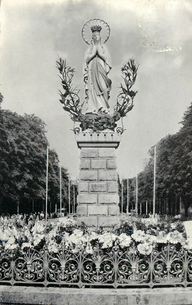 Lourdes (Htes-Pyr.) — A Virgem Coroada — Centro Mundial de Pelerinagens - Frente