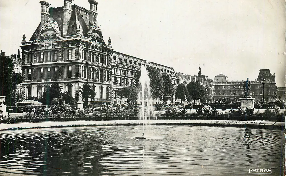 Palais du Louvre - Pavillon de Flore — vue avec fontaine — éditeur Patras - Recto
